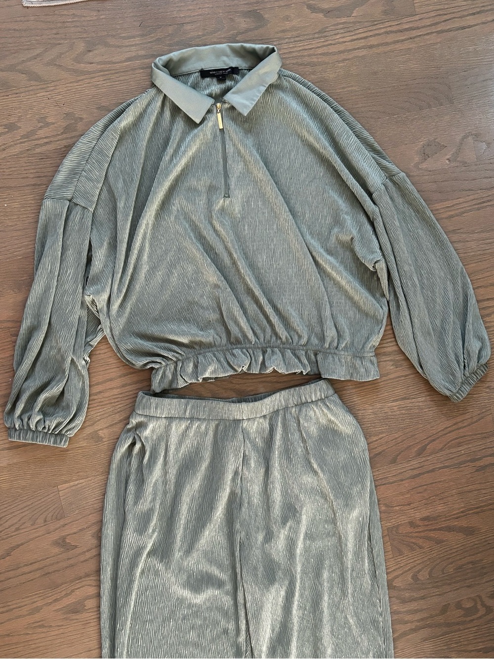 Marc New York plissé lounge set in a soft sage green colorway. Top M Bottoms S